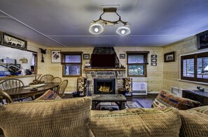 Smart TV, fireplace, DVD player, video library - Rustic Cozy Cabin at the base of Greenhorn Mountain. (Rye)