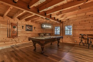Game room - Deer Dewdrop Inn - Large Family Cabin, Sleeps 12, Hot Tub/- Minimum Age Requirem (Ellijay)