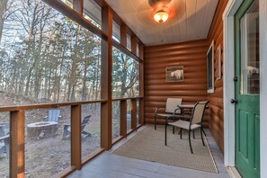 Outdoor dining - Deer Dewdrop Inn - Large Family Cabin, Sleeps 12, Hot Tub/- Minimum Age Requirem (Ellijay)