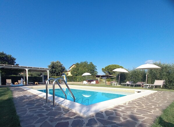 Outdoor pool - FARMHOUSE PISA HILLS-PAPAVERO. PRIVATE OUTDOOR AREA. POOL & JACUZZI. (Toscana)