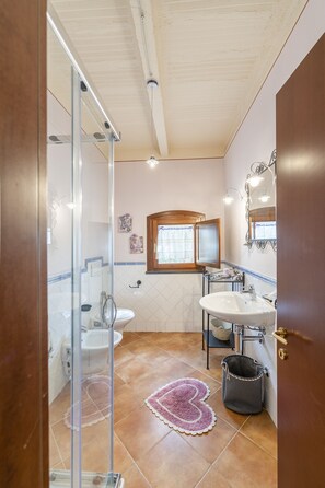 Douche, sĂšche-cheveux, bidet, serviettes fournies