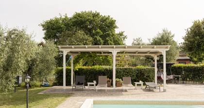 FARMHOUSE PISA HILLS-PAPAVERO. PRIVATE OUTDOOR AREA. POOL & JACUZZI.