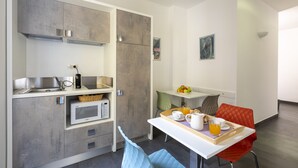 Une cuisine moderne équipée d’un four à micro-ondes, d’un évier et d’un plateau de petit-déjeuner posé sur la table.