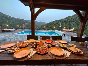 Outdoor dining - d'une Source (Vallées-d'Antraigues-Asperjoc)