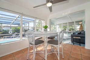 Dining - The Blue Fin, 3 Bed/ Heated Pool/ XBOX (St. Petersburg)