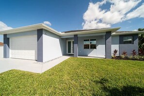 Exterior - Heated pool with spa, game room house near Downtown Cape Coral! (Cape Coral)