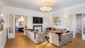 Smart TV, fireplace