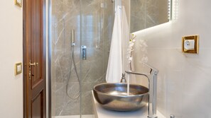 Douche, sèche-cheveux, bidet, serviettes fournies