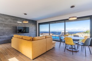 Luxury Villa | Living area | 52-inch TV with satellite channels, stereo - Casa Mozart I (Calheta)