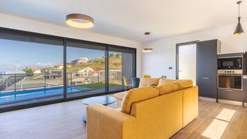 Villa Luxury | Area soggiorno | TV 52 pollici con canali satellitari, impianto stereo