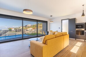Luxury Villa | Living area | 52-inch TV with satellite channels, stereo - Casa Mozart I (Calheta)
