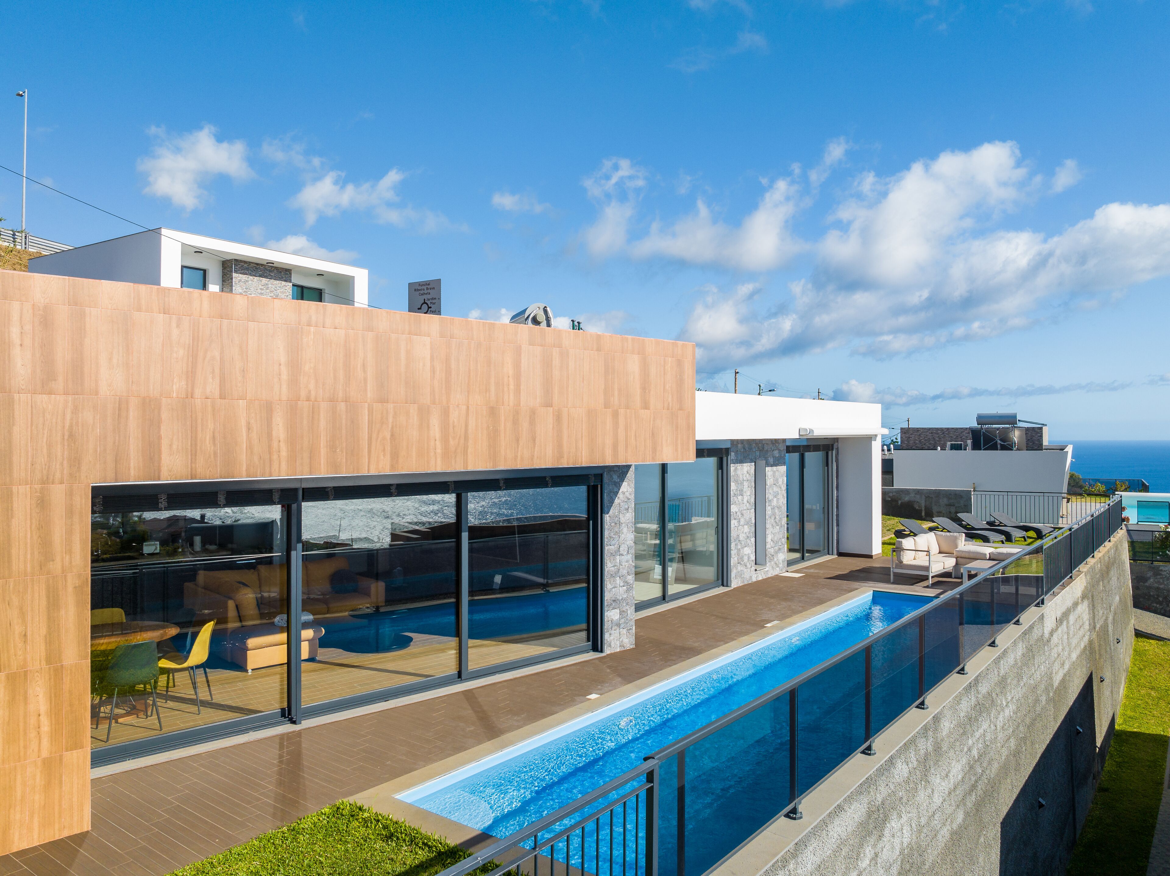 Piscine extérieure, chaises longues