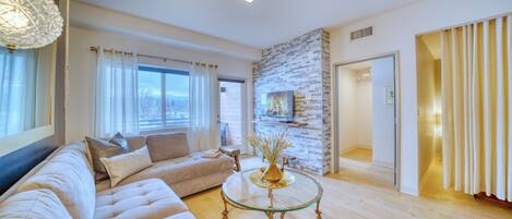 Téléviseur connecté, lecteur de DVD, livres, sélection de films