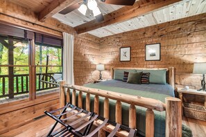 4 habitaciones, escritorio y tabla de planchar con plancha 