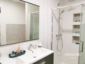 Badewanne, kostenlose Toilettenartikel, Haartrockner, Handtücher