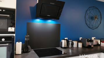 Een koelkast, een microgolfoven, een oven, een kookplaat