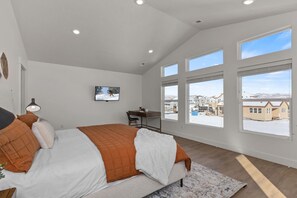 4 habitaciones, escritorio y tabla de planchar con plancha