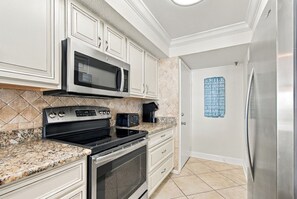 21-DSC_7486 - Beachfront Madeira Beach Condo | 1st Floor Easy Access | Heated Pool + Hot Tub | Sleeps 8 (Madeira Beach)