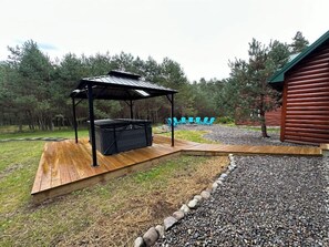 Outdoor spa tub - The Getaway in the Pines, On Snowmobile Trail (Boonville)