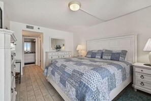 3 Schlafzimmer, Schreibtisch, Bügeleisen/Bügelbrett, Reisekinderbett