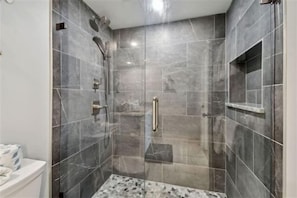 Ensemble douche/baignoire, sèche-cheveux, serviettes fournies