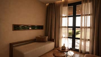 Suite junior, vistas al mar | Zona de estar | Una Smart TV, una mesa de tenis de mesa, libros, una oficina