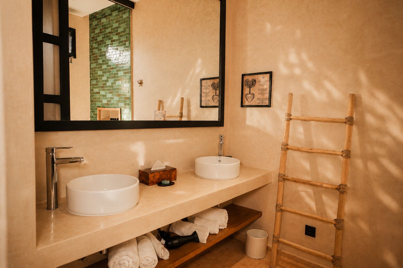 Un baño con dos lavamanos, un espejo y una escalera de madera.