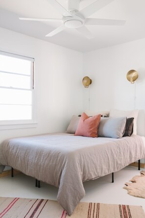 3 bedrooms, desk, iron/ironing board, travel cot - Palo Verde Ranch Joshua Tree - Boulder views - Walk to popular Mas O Menos!  (Joshua Tree)