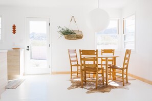 Dining - Palo Verde Ranch Joshua Tree - Boulder views - Walk to popular Mas O Menos!  (Joshua Tree)