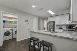 Frigorifero, microonde, forno, piano cottura