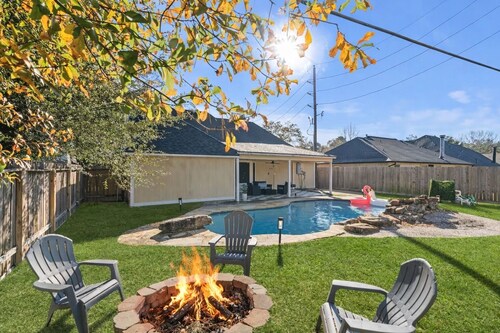 Pool Villa- Near Airport & Downtown, Fire pit, Foosball