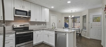 Pool Villa- Near Airport & Downtown, Fire pit, Foosball