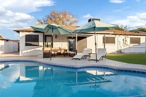 Una piscina al aire libre