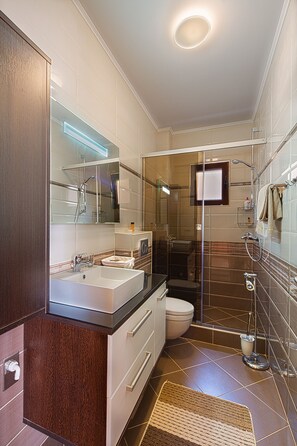 Luxury Villa, 4 Bedrooms | Bathroom | Shower, free toiletries, hair dryer, bathrobes - Villa Svinjista (Budva)