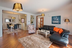 Luxury-Villa, 4 Schlafzimmer | Wohnbereich | 32-Zoll-Flachbildfernseher mit Satellitenempfang, Fernseher