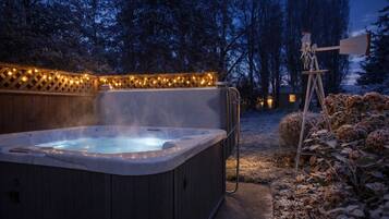 Tina de hidromasaje al aire libre