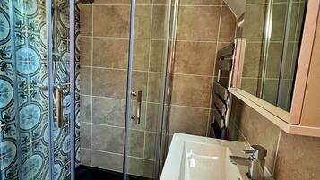 Bruser, hårtørrer, håndklæder, Sæbe