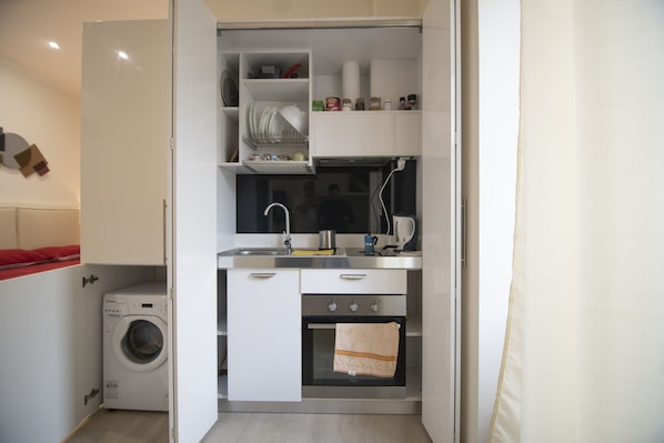 Fridge, oven, stovetop, coffee/tea maker