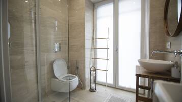 Een douche, milieuvriendelijk toiletgerief, een haardroger, een bidet
