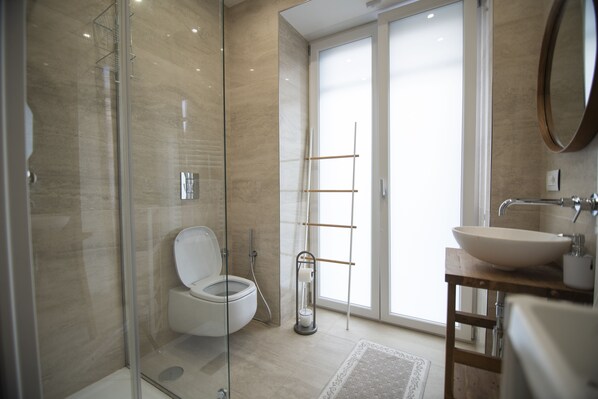 Douche, articles de toilette écologiques, sèche-cheveux, bidet