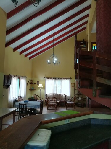 Comfortable and spacious country house, with direct access to the Piraí River