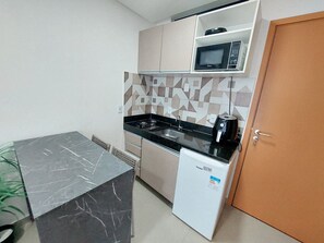Basic Apartment | Private kitchen | Fridge, microwave, cookware/dishes/utensils
