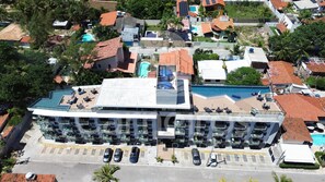 A hotel with multiple swimming pools, a rooftop terrace, and a parking area. - Lindos Flats - Maraca Beach Residence II (Ipojuca)