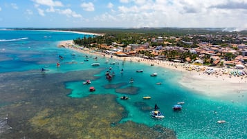 Di pantai dan pasir putih
