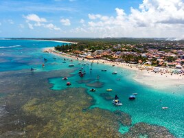Di pantai dan pasir putih