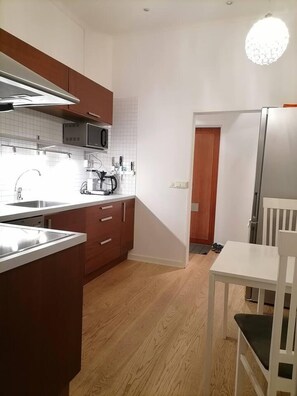 Appartement | Privékeuken | Een koelkast, een microgolfoven, een oven, een kookplaat