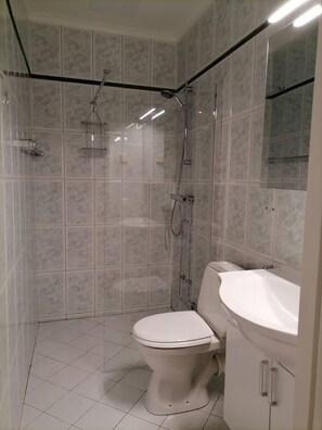 Apartment | Badezimmer | Dusche, Handtücher