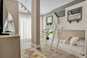 7 slaapkamers, een bureau, een strijkplank/strijkijzer, reisbedje