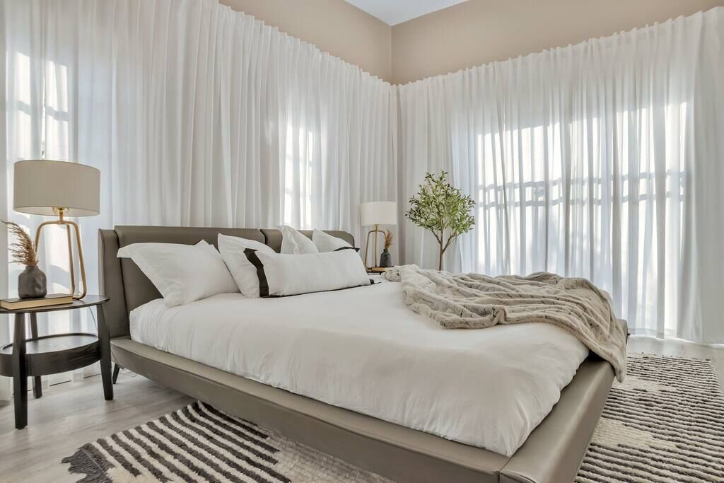 7 Schlafzimmer, Schreibtisch, Bügeleisen/Bügelbrett, Reisekinderbett