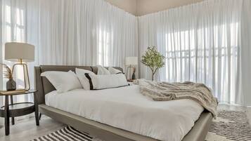 7 Schlafzimmer, Schreibtisch, Bügeleisen/Bügelbrett, Reisekinderbett